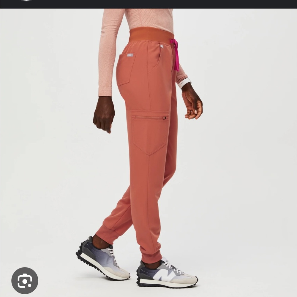 FIGS High waisted Zamora joggers terracotta size large petite